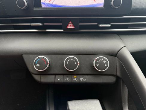 Used 2025 Hyundai Elantra SE image 16
