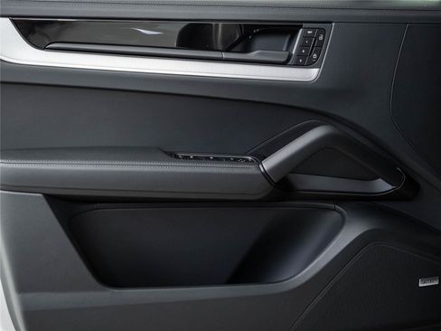 New 2026 Porsche Cayenne Coupe AWD/4WD image 6