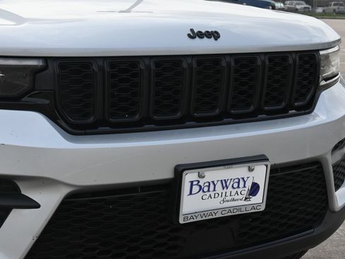 Used 2023 Jeep Grand Cherokee Altitude AWD/4WD image 26