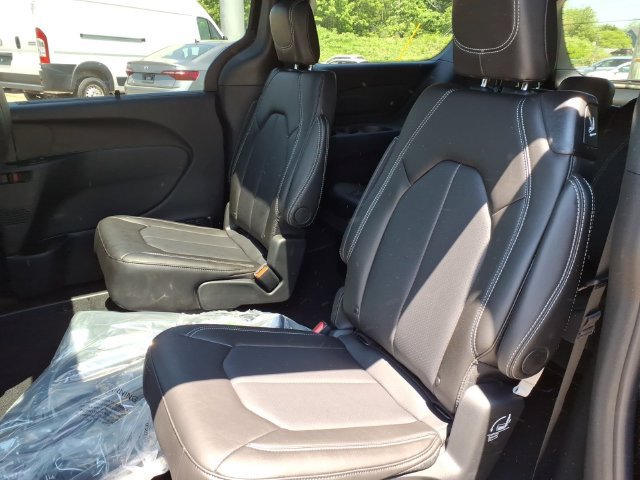 New 2027 Chrysler Pacifica Select FWD image 10