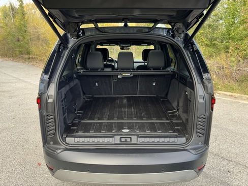 Used 2025 Land Rover Discovery S image 4
