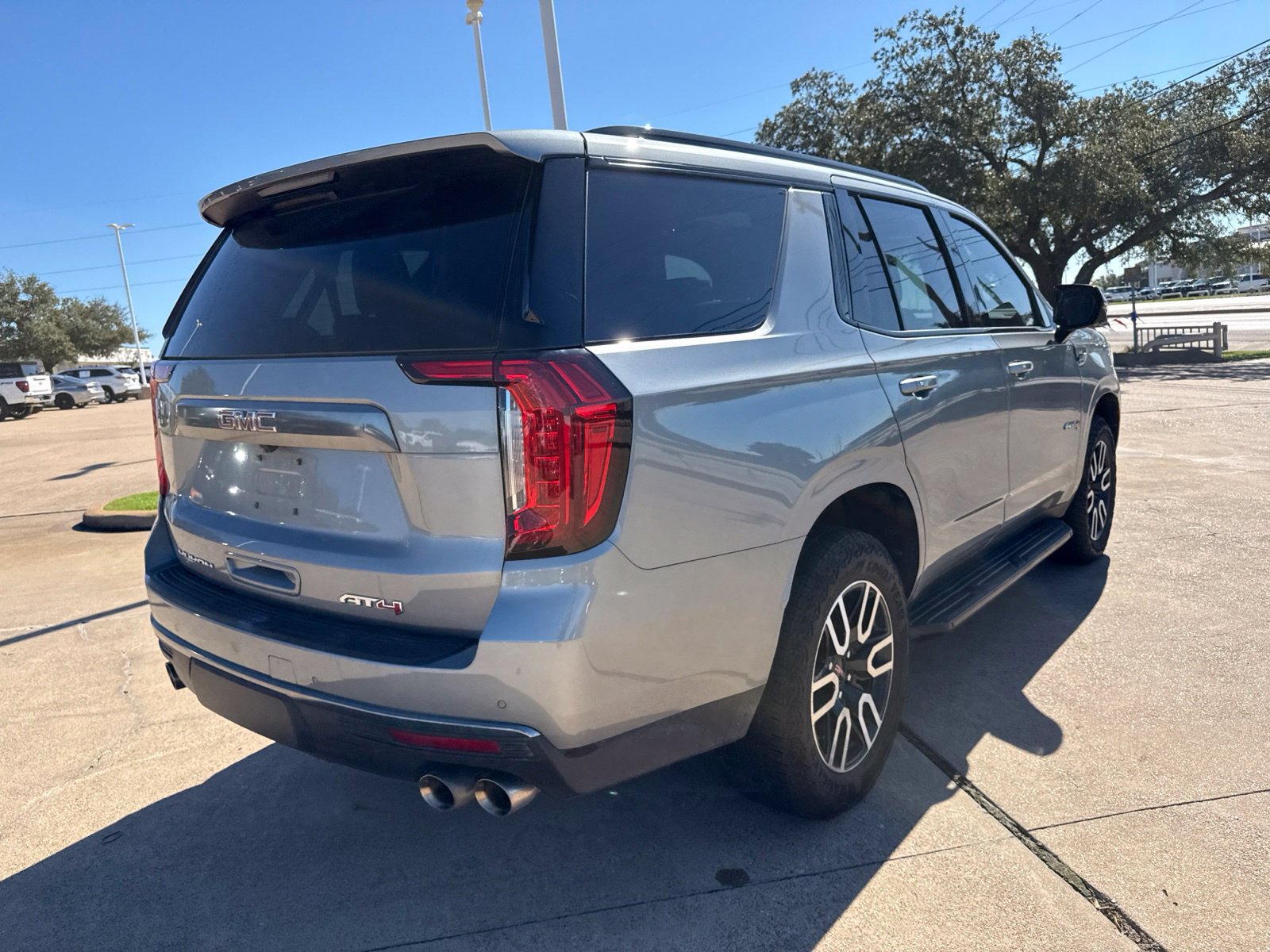 Used 2024 GMC Yukon AT4 w/ Technology Package AWD/4WD image 7