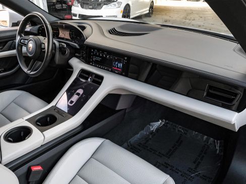 Used 2022 Porsche Taycan image 11