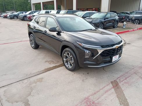 Used 2025 Chevrolet Trax LT w/ LT Convenience Package image 6