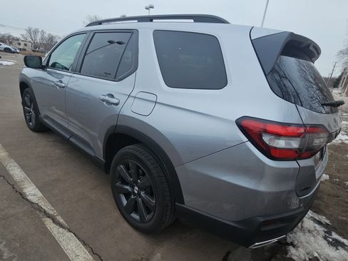 Used 2025 Honda Pilot Sport image 4
