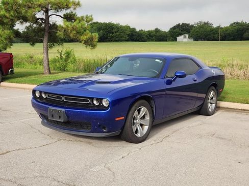 Used 2019 Dodge Challenger SXT RWD image 1