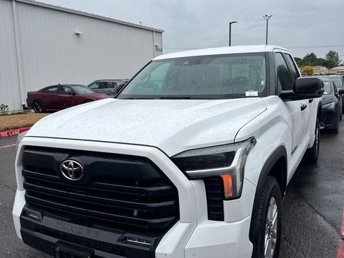 Certified 2022 Toyota Tundra SR5 w/ SR5 Convenience Package RWD image 1