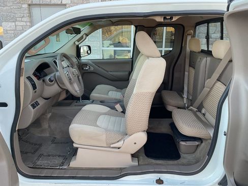 Used 2014 Nissan Frontier SV image 24