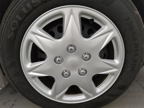 Used 2025 Nissan Versa S w/ Trunk Package FWD image 31
