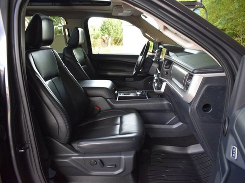 Used 2022 Ford Expedition XLT RWD image 8
