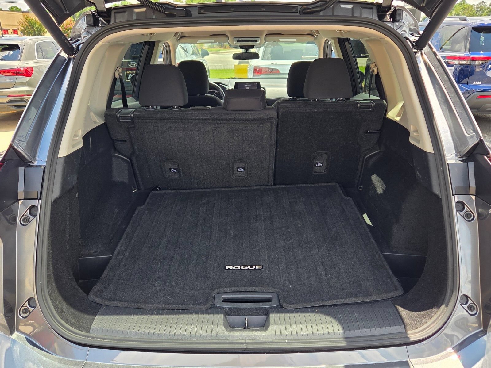 Used 2025 Nissan Rogue SV FWD image 11