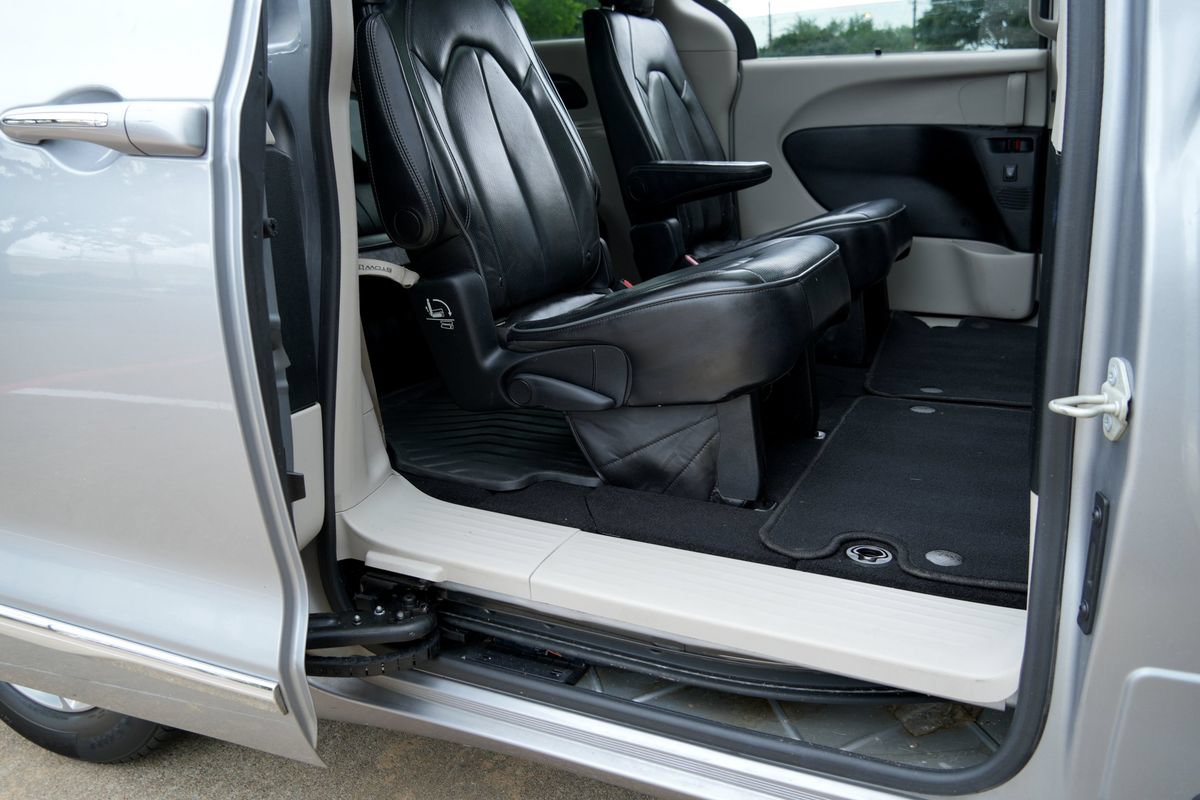 Used 2018 Chrysler Pacifica Limited FWD image 40