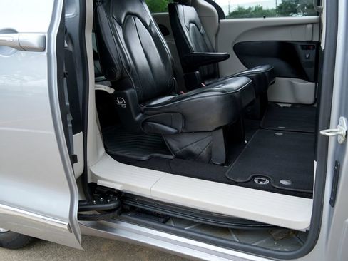 Used 2018 Chrysler Pacifica Limited FWD image 40