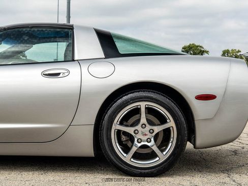 Used 2004 Chevrolet Corvette Coupe w/ Roof Package RWD image 3