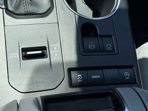 Used 2022 Toyota Highlander LE FWD image 19