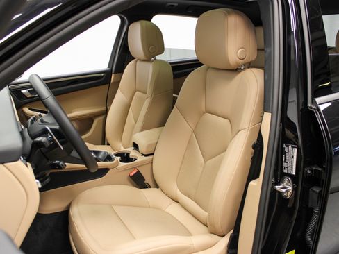 Certified 2025 Porsche Macan image 5