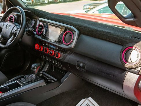 Used 2017 Toyota Tacoma TRD Sport w/ Premium & Technology Package AWD/4WD image 11
