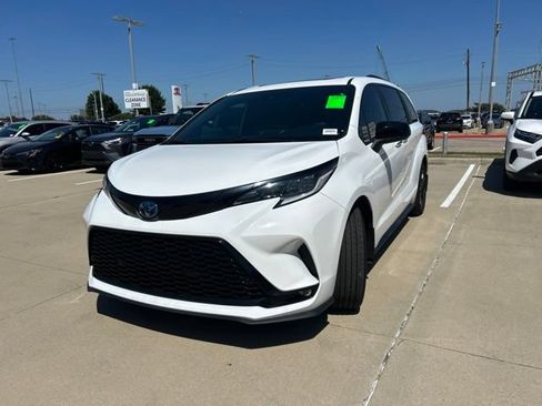 Used 2025 Toyota Sienna XSE w/ XSE Plus Package AWD/4WD image 9