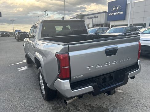 Used 2025 Toyota Tacoma SR5 AWD/4WD image 18