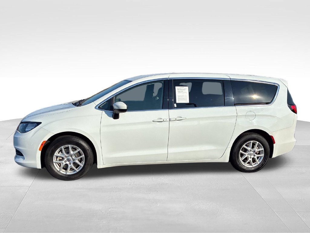 Used 2022 Chrysler Voyager LX FWD image 2