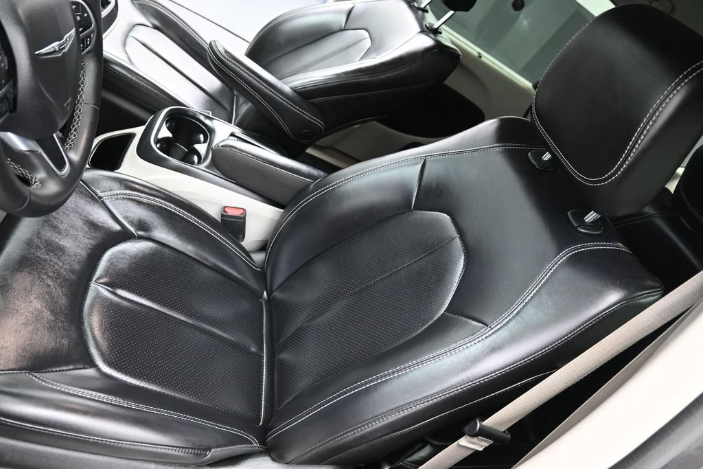 Used 2023 Chrysler Pacifica Touring-L FWD image 11
