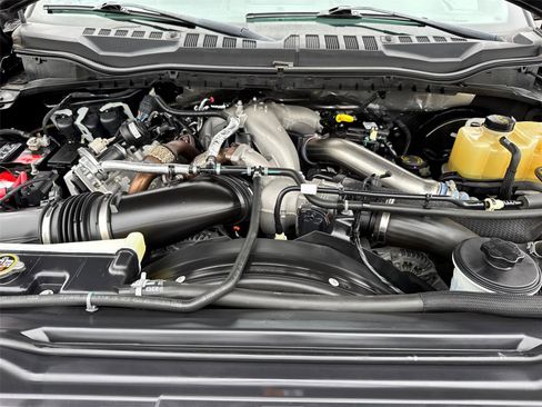 Certified 2022 Ford F350 Lariat w/ Tremor Off-Road Package AWD/4WD image 11