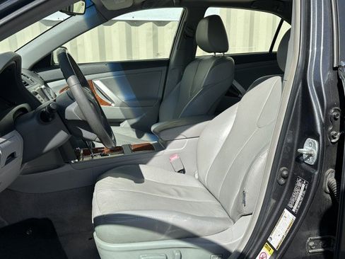 Used 2010 Toyota Camry SE FWD image 5