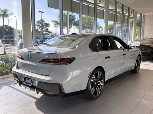 Used 2025 BMW i7 xDrive60 w/ Premium Package image 3