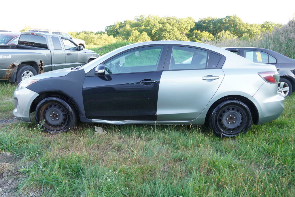 Used 2013 MAZDA MAZDA3 i SV FWD image 2