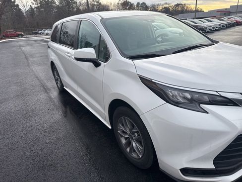 Used 2024 Toyota Sienna LE image 5