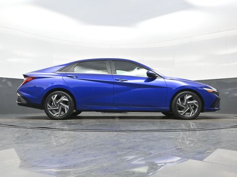 Certified 2025 Hyundai Elantra SEL image 29