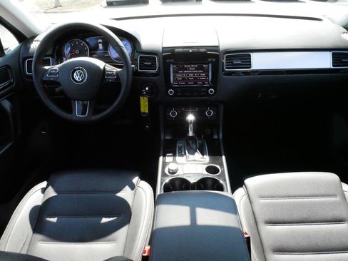 Used 2014 Volkswagen Touareg Sport image 10