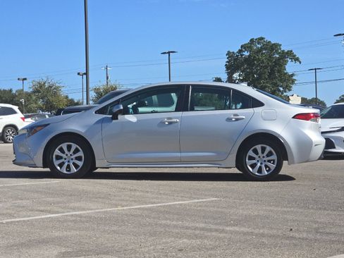 Certified 2025 Toyota Corolla LE FWD image 2