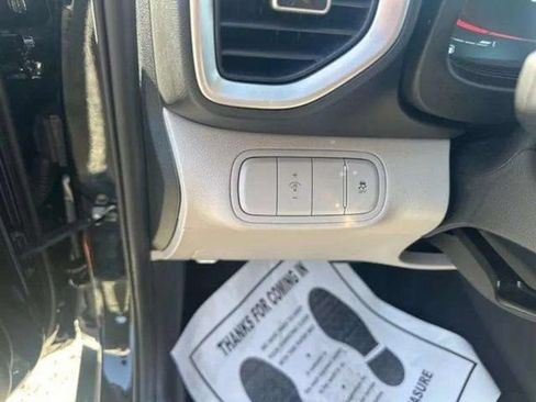 Used 2025 Hyundai Venue SEL FWD image 14
