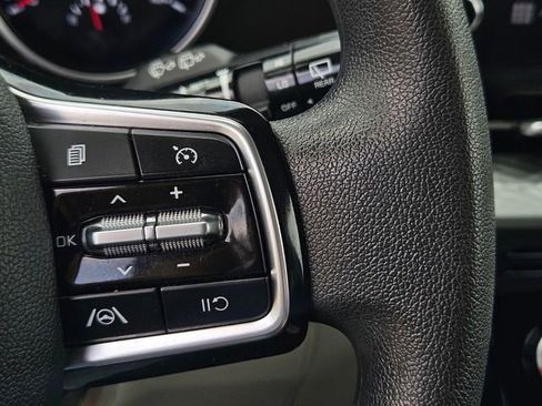 Used 2023 Kia Carnival LX image 26