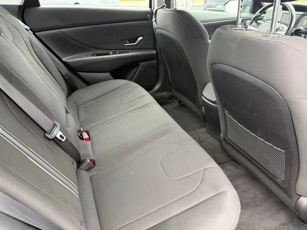 Used 2022 Hyundai Elantra SEL w/ Convenience + Premium Package FWD image 7