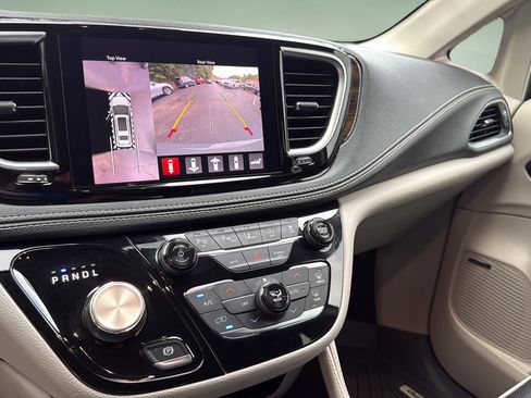 Used 2022 Chrysler Pacifica Limited FWD image 34