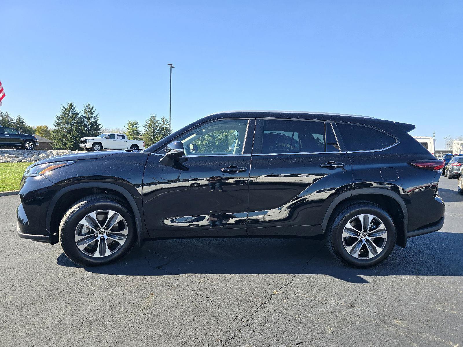 Used 2025 Toyota Highlander XLE AWD/4WD image 4