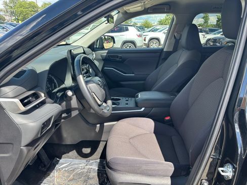 Used 2025 Toyota Highlander LE FWD image 28