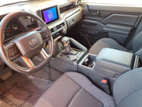 Certified 2025 Toyota Tacoma SR5 w/ SR5 Upgrade Package AWD/4WD image 17