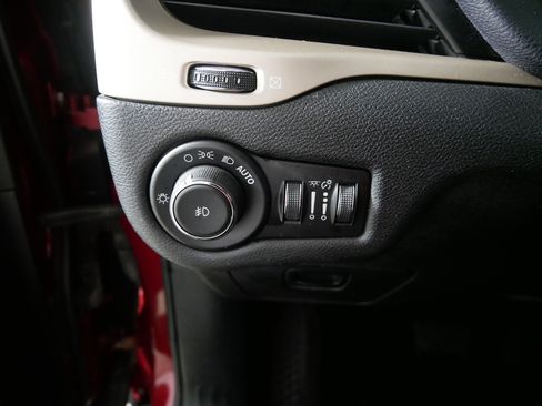 Used 2017 Jeep Cherokee Limited image 26