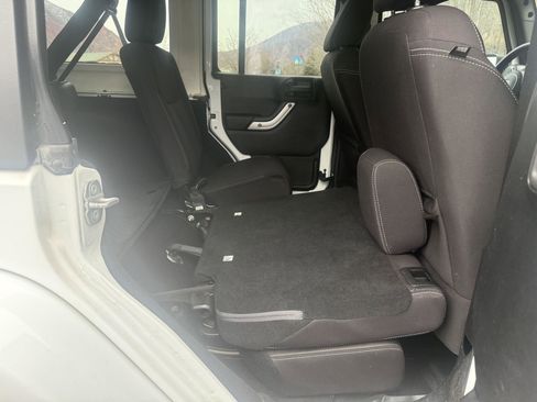 Used 2013 Jeep Wrangler Unlimited Sahara image 36