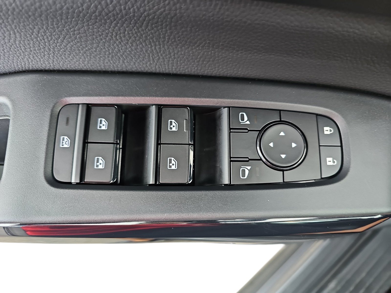 Used 2026 Nissan Pathfinder SV FWD image 24