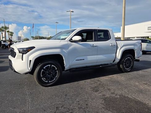 Used 2024 Toyota Tacoma TRD Sport AWD/4WD image 3