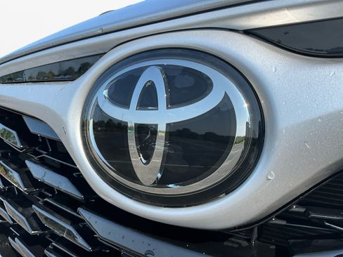 Used 2023 Toyota Highlander LE FWD image 16