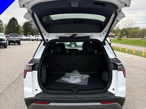 New 2026 Chevrolet Equinox LT w/ Convenience Package II AWD/4WD image 5