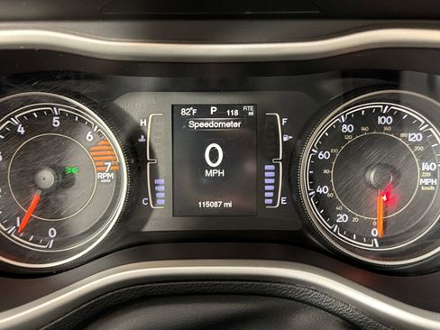 Used 2016 Jeep Cherokee Latitude w/ Comfort/Convenience Group AWD/4WD image 19