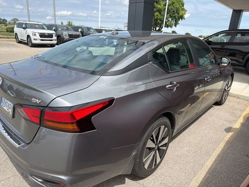 Certified 2021 Nissan Altima 2.5 SV w/ SV Premium Package FWD image 9