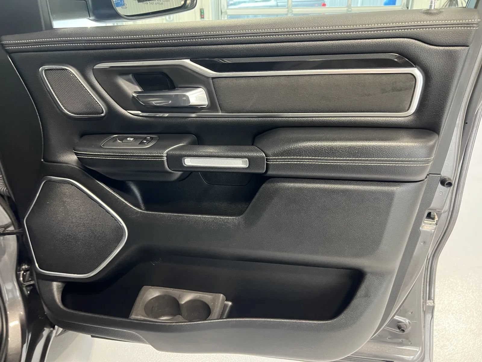 Used 2020 RAM 1500 Laramie AWD/4WD image 46