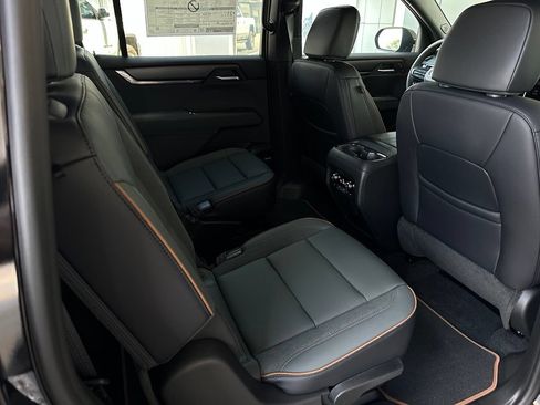 New 2026 GMC Acadia AT4 w/ Luxury Package AWD/4WD image 18
